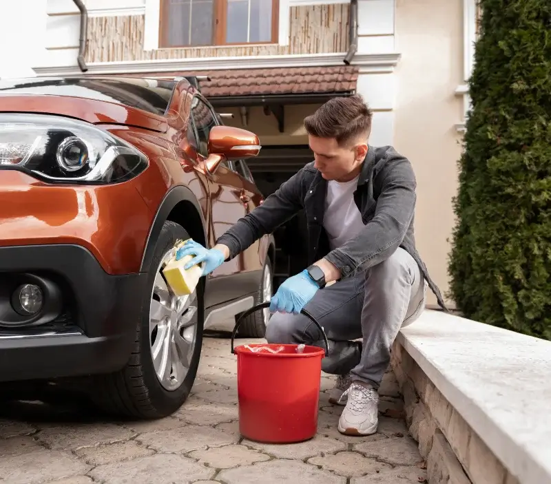 Lavage auto à domicile Saint-Médard-en-Jalles : professionnel intervenant sur un véhicule